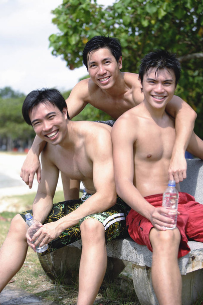 Trois hommes sans chemises
 - Photo, image