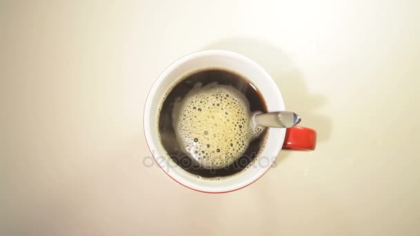 caneca de café quente na mesa
 - Filmagem, Vídeo