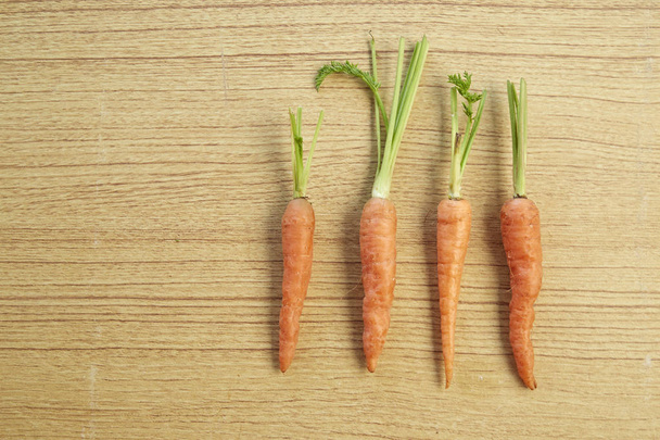 Ολόκληρα φρέσκα καρότα σε φόντο ξύλινη, λαχανικό - Φωτογραφία, εικόνα