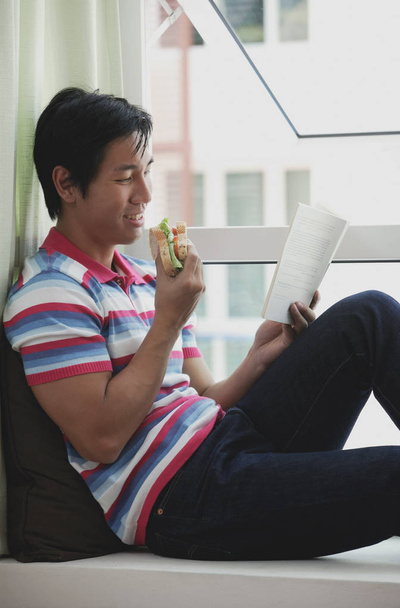 Man reading book - Фото, изображение