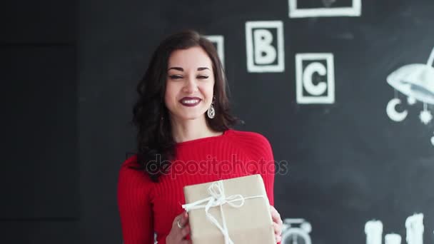 Güzel bir kız Noel ya da bir doğum günü için bir hediye aldı. Mutlu ve gülen bir kız. Komik, karizmatik ve çekici olduğunu. - Video, Çekim