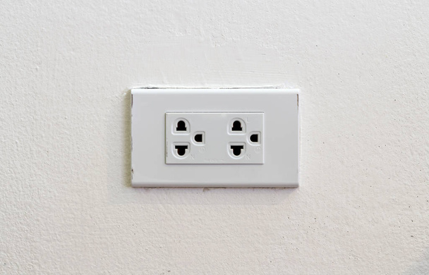 Світла розетка на білій стіні
 - Фото, зображення