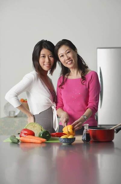 Mother and adult daughter in kitchen - Foto, Bild