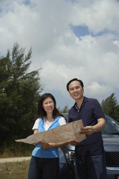 Nainen ja mies seisomassa autossa
 - Valokuva, kuva