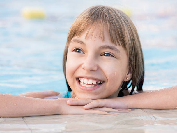 gelukkig meisje in pool - Foto, afbeelding