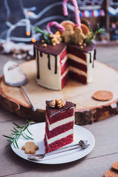 Red velvet  cake decorated for Christmas  - Foto, Imagen