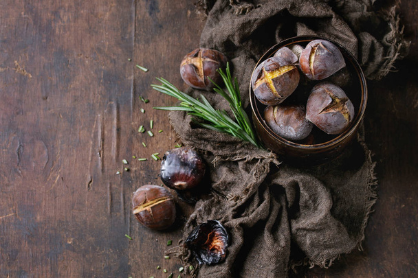Roasted chestnuts in the ashes - Foto, imagen
