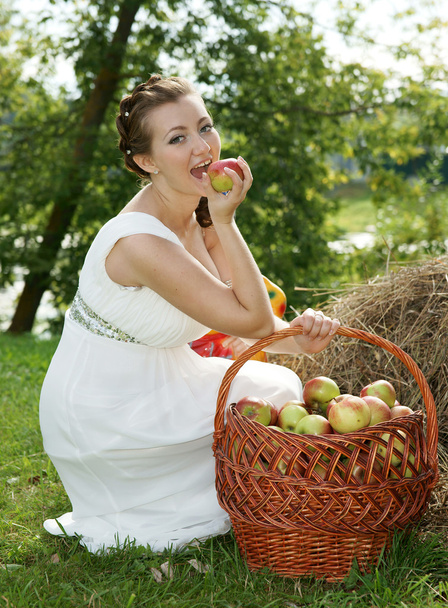 The bride with a basket of apples - Фото, зображення
