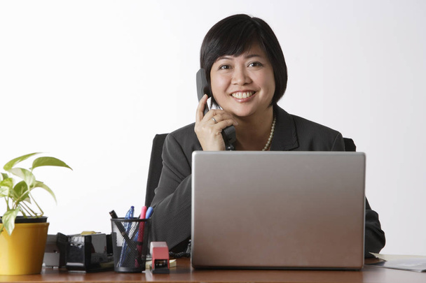 woman sitting at desk  - Foto, Imagen