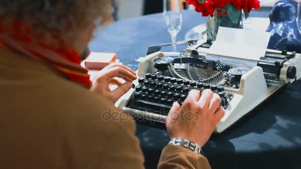 Styl Vintage spisovatel stůl, on pracuje a psaní na jeho psací stroj - Záběry, video