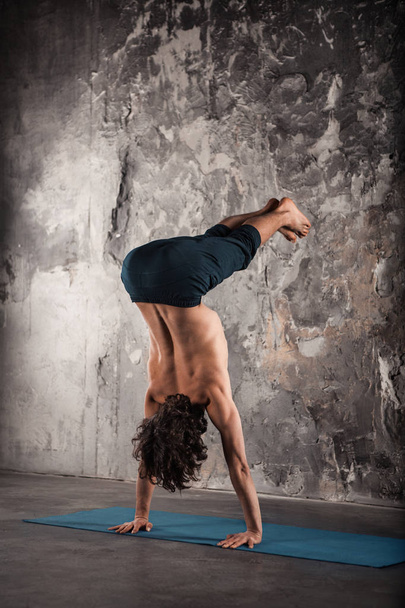 Yoga egzersizleri yapan erkek. Pratik Yoga - Fotoğraf, Görsel