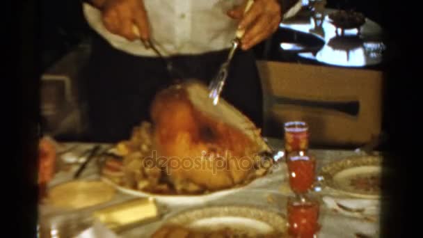 man cutting turkey - Záběry, video