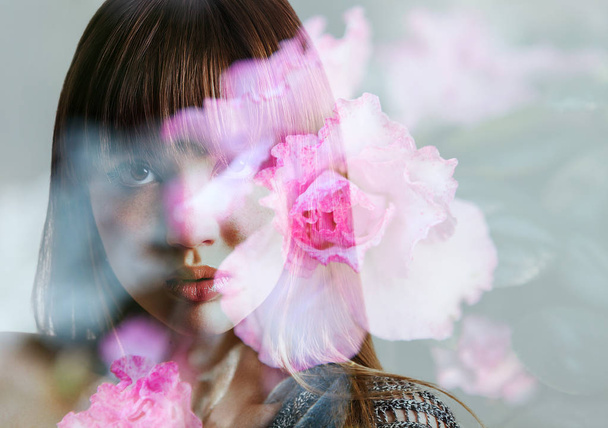 Διπλή έκθεση όμορφο κορίτσι πορτρέτο και ροζ λουλούδια - Φωτογραφία, εικόνα