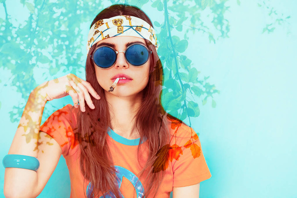 Dvojitá expozice hippie holka kouřit trávu a listí - Fotografie, Obrázek