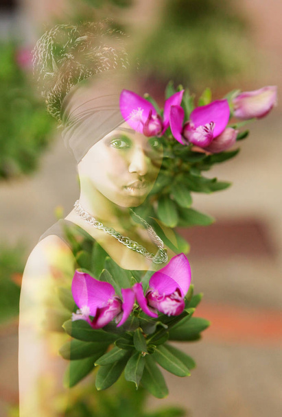 Doble exposición de muchacha africana bonita y flores rosadas
 - Foto, imagen