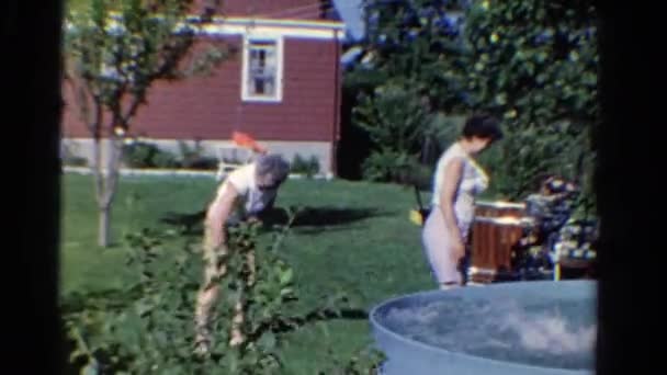 mulheres de pé perto da piscina
 - Filmagem, Vídeo