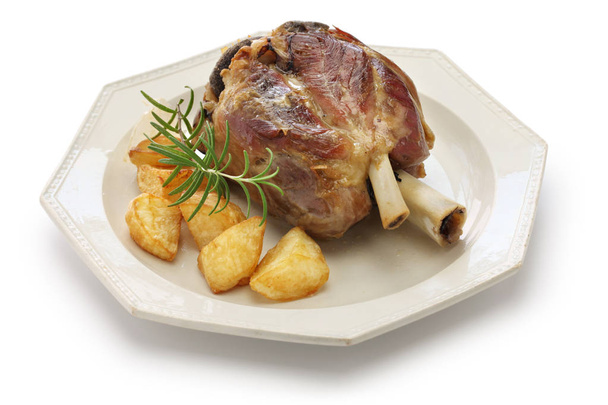 jarret de porc aux pommes de terre rôties, stinco di maiale con patate arrosto, cuisine italienne
 - Photo, image