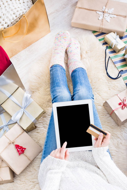 Donna shopping online con tablet
 - Foto, immagini