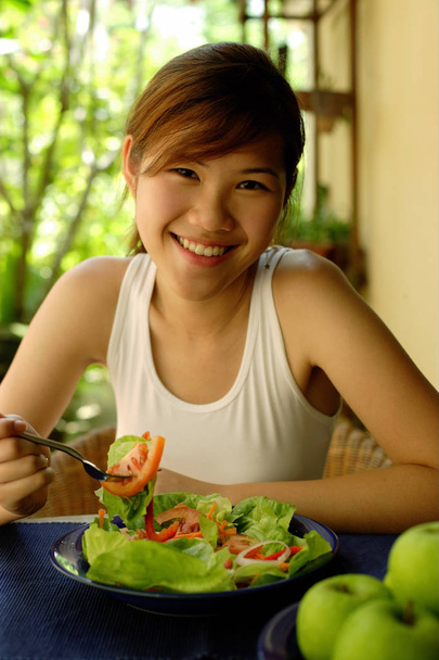 Vrouw die salade eet - Foto, afbeelding