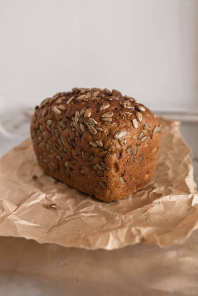 Healthy bread with sunflower seeds - Foto, Bild
