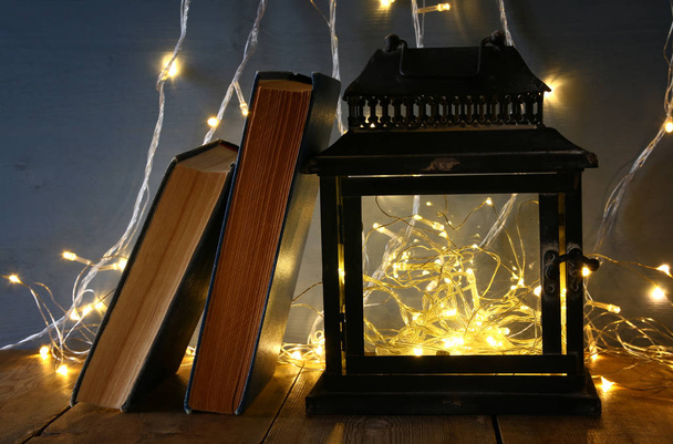 огни феи внутри старого фонаря
  - Фото, изображение