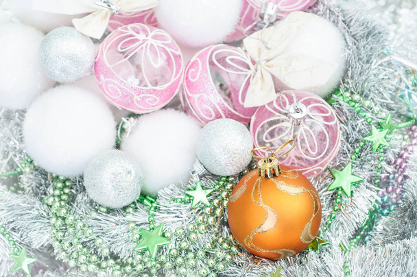 λευκό και κίτρινο Χριστουγεννιάτικα στολίδια και χριστουγεννιάτικα μπάλες σε glitter h - Φωτογραφία, εικόνα