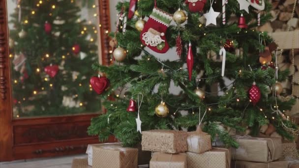 Primo piano colpo di regali di Natale e regali sotto l'albero di Capodanno
 - Filmati, video