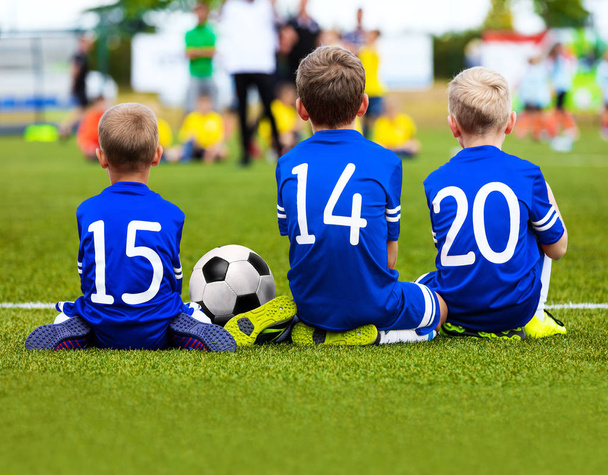 Equipa de Futebol Infantil a jogar Match. Jogo de futebol para crianças. Tu...
 - Foto, Imagem