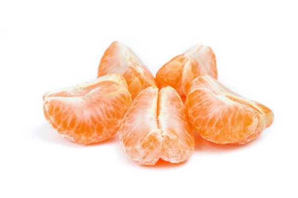 Piezas de mandarina o mandarina anaranjadas aisladas sobre la espalda blanca
 - Foto, imagen