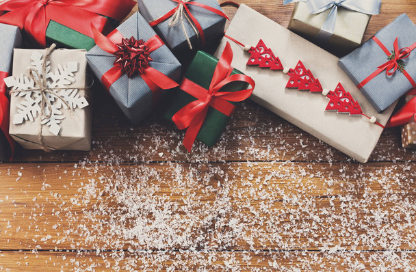 Kerstdecoratie, geschenkdozen en garland frame achtergrond - Foto, afbeelding