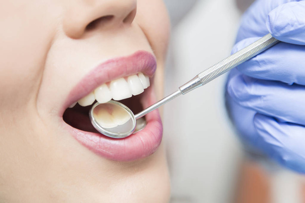 Mulher no check-up dentário
 - Foto, Imagem