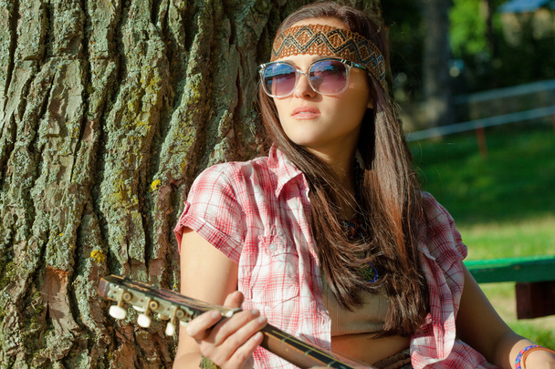 hippie meisje met gitaar - Foto, afbeelding