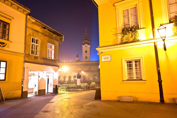 Place Dolac à Zagreb Avent vue du soir
 - Photo, image