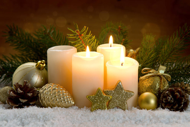 3つの燃えるアドベンチャーキャンドルとクリスマスの装飾. - 写真・画像
