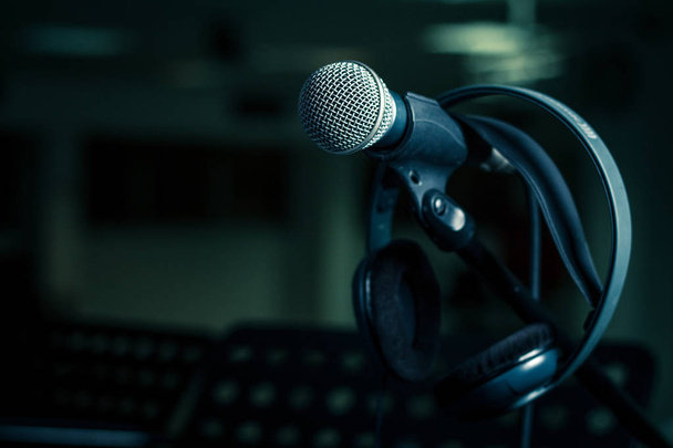 Mikrofon ve kulaklık stand - Fotoğraf, Görsel