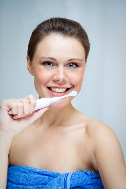 Frau putzt ihre Zähne mit Zahnbürste - Foto, Bild