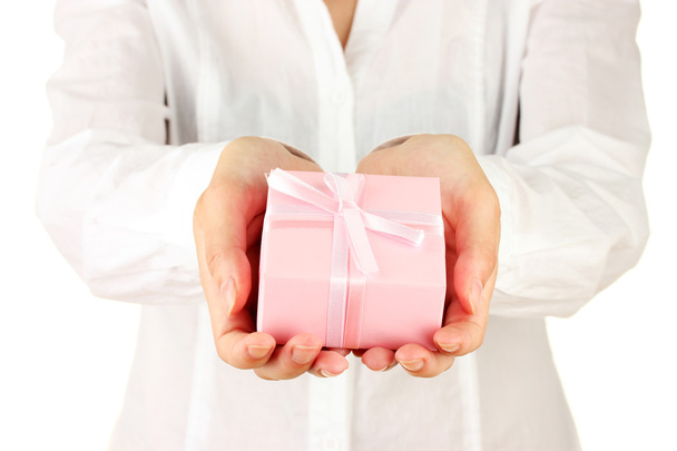Женщина держит коробку с подарком на белом фоне крупным планом
 - Фото, изображение