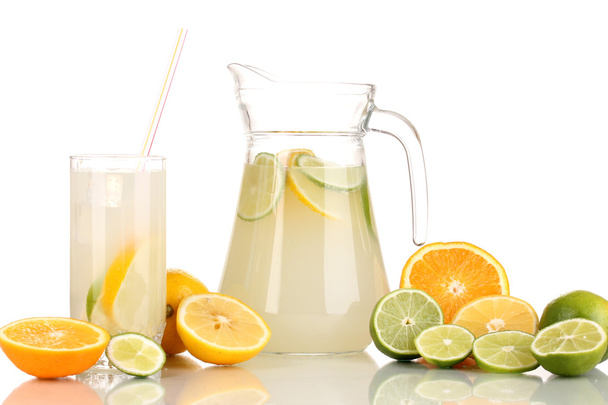 narenciye limonata sürahi ve bardak izole üzerinde beyaz etrafında narenciye - Fotoğraf, Görsel