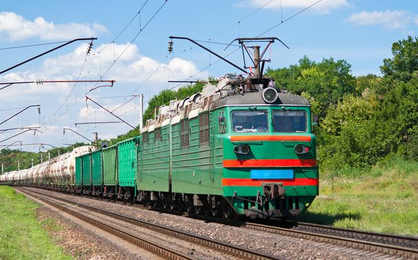 Locomotiva elettrica che spinge un treno merci
 - Foto, immagini