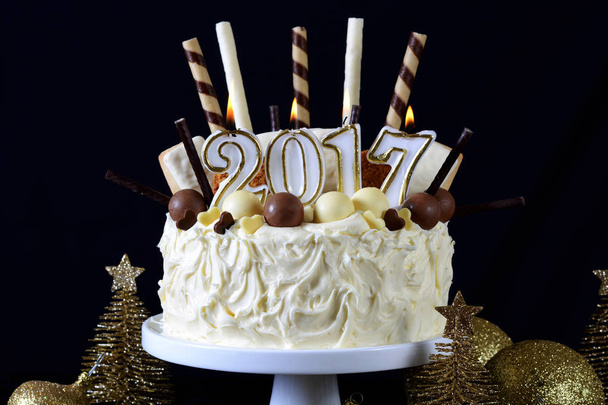 Feliz Año Nuevo pastel de chocolate blanco
 - Foto, imagen