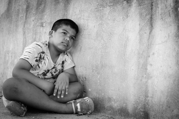 Kleiner Junge unglücklich traurig und allein, Vintage-Ton  - Foto, Bild