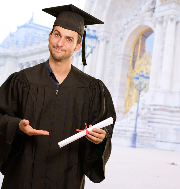 Giovane uomo in abito da laurea in possesso di certificato
 - Foto, immagini