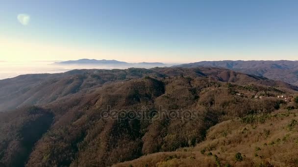 Luftaufnahme, wunderschöne Hügel im Morgennebel, Sonne hoch am Himmel und schöne Herbstfarben - Filmmaterial, Video