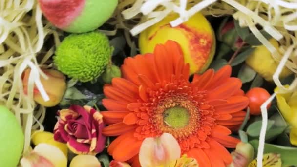 schöne Geschenk-Set von Blumen und Makronen dreht sich im Uhrzeigersinn - Filmmaterial, Video