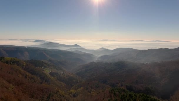 Zdjęcia lotnicze, przepięknych wzgórz w porannej mgle, słońce wysoko w niebo i piękne kolory jesieni - Materiał filmowy, wideo