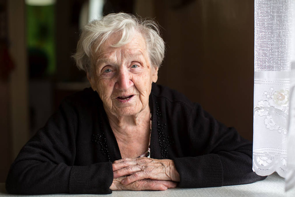 yaşlı kadın evinde - Fotoğraf, Görsel