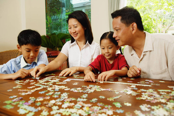 Family playing jigsaw puzzle - Foto, Imagem