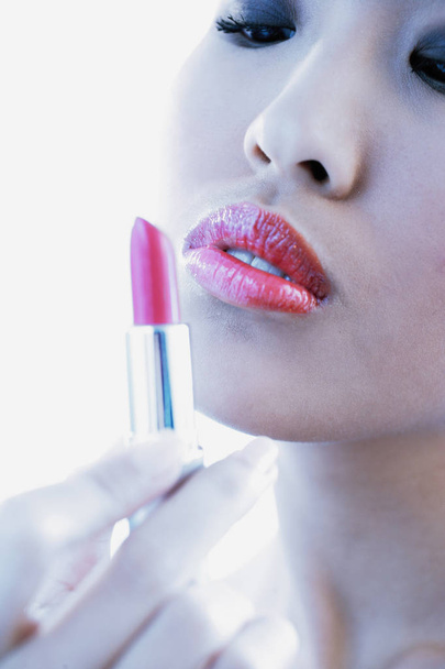 Femme appliquant rouge à lèvres - Photo, image