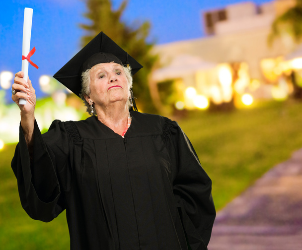 Seniorin hält Abschluss in der Hand - Foto, Bild