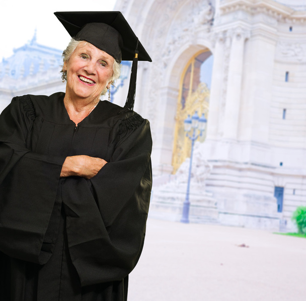 Idősebb nő, diplomás ruha - Fotó, kép